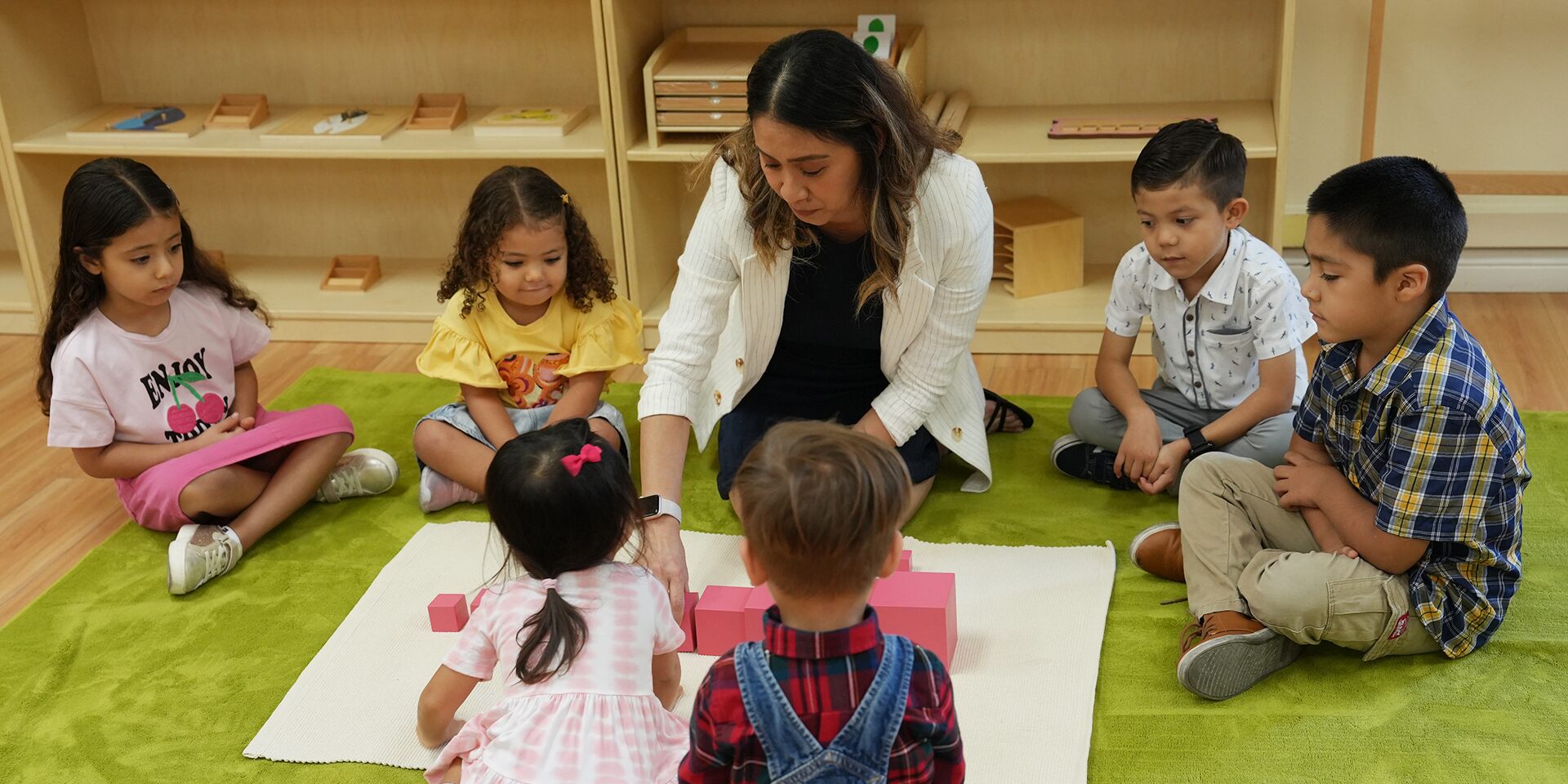 Montessori-Classroom-Interaction-Engaged-children-in-a-vibrant-Montessori-classroom-illustrating-the-interactive-child-centered-educational-approach